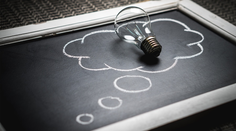 Chalk drawing of thought bubble and light bulb